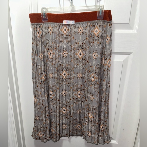 LulaRoe Neutral Colored Pleated Skirt Size XL - Picture 5 of 5